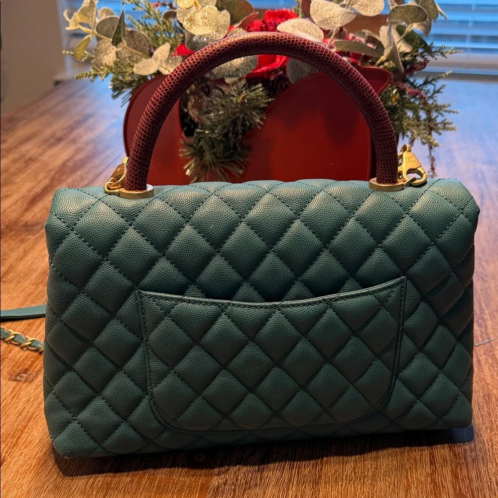Chic Green Quilted Handbag - Picture 2 of 12